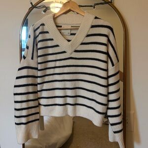 Abercrombie thick v-neck black and white stripped sweater
